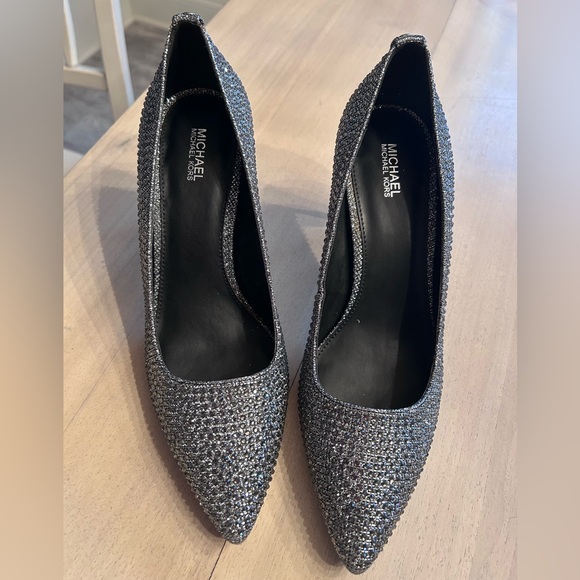 Michael Kors Dorothy Silver Crystal Embellished Pointed-Toe Pumps size 9 NWT - Picture 2 of 14